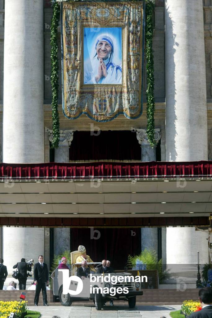 Ceremony of beatification of Mother Teresa by pope John Paul II, 2003 (photo)