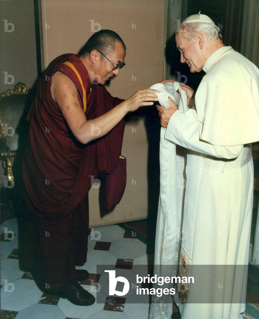 Pope John Paul II meets Dalai Lama, Vatican City, 1986 (photo)
