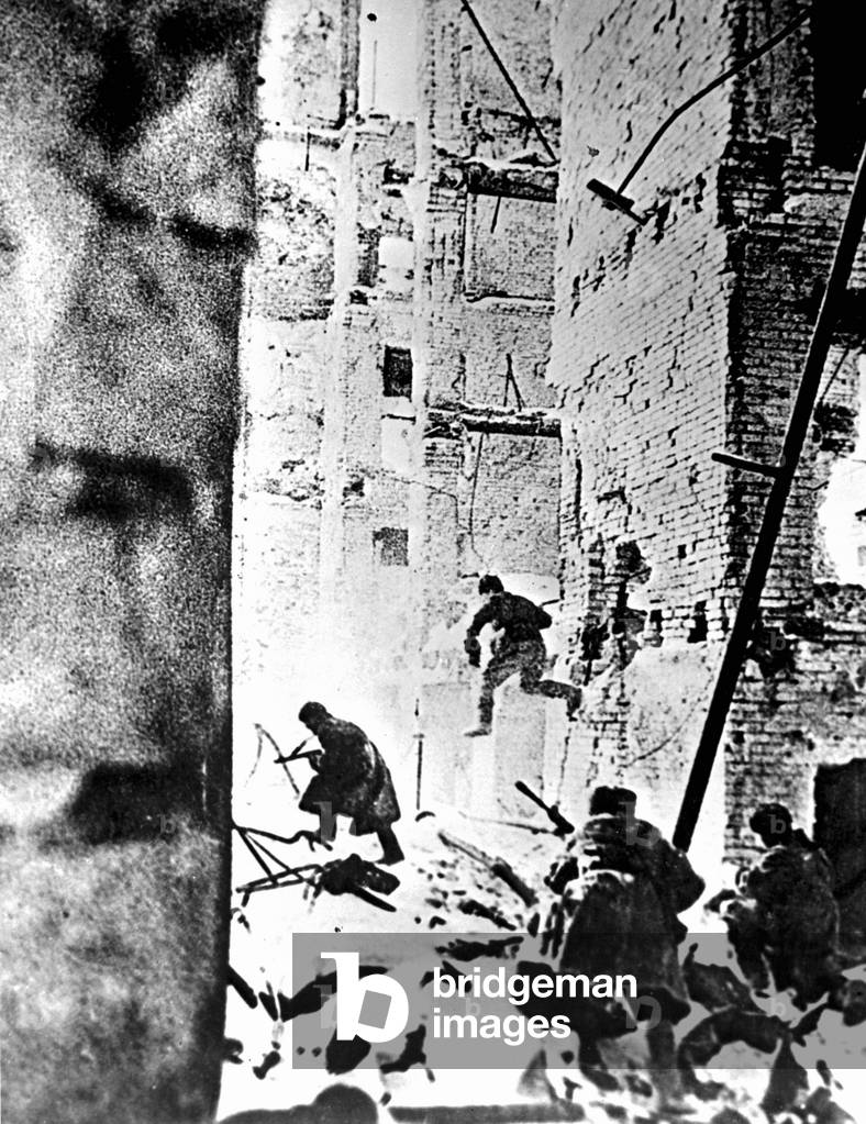 Guerre 1939 - 1945: Stalingrad, 01/ 1943. les soldats russes luttent dans les decombres de Stalingrad occupé par l'armee allemande de Friedrich Von Paulus. © Farabola/ Leemage