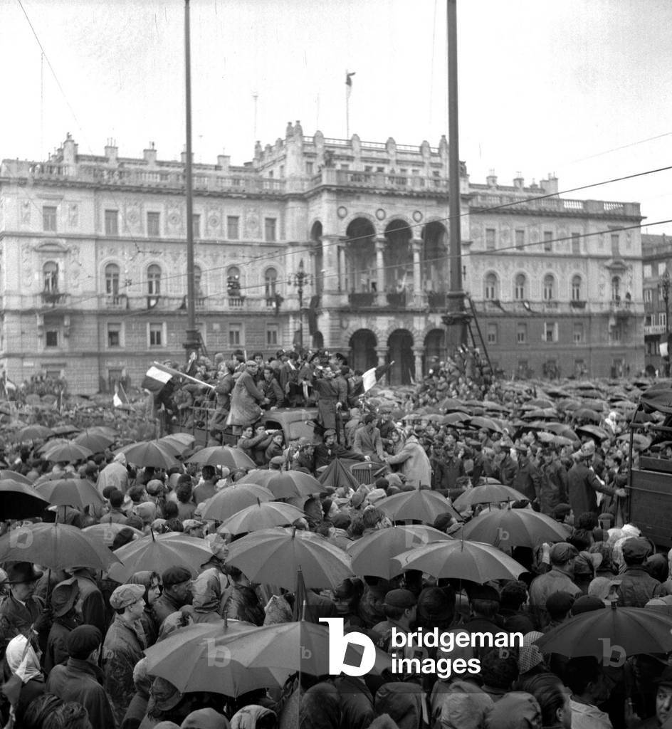 Trieste, 04/11/1954. Les troupes italiennes, bersagliers (bersaglieri) en tete de file, liberent Trieste qui redevient italienne. La foule en liesse acclame les soldats. © Farabola/ Leemage