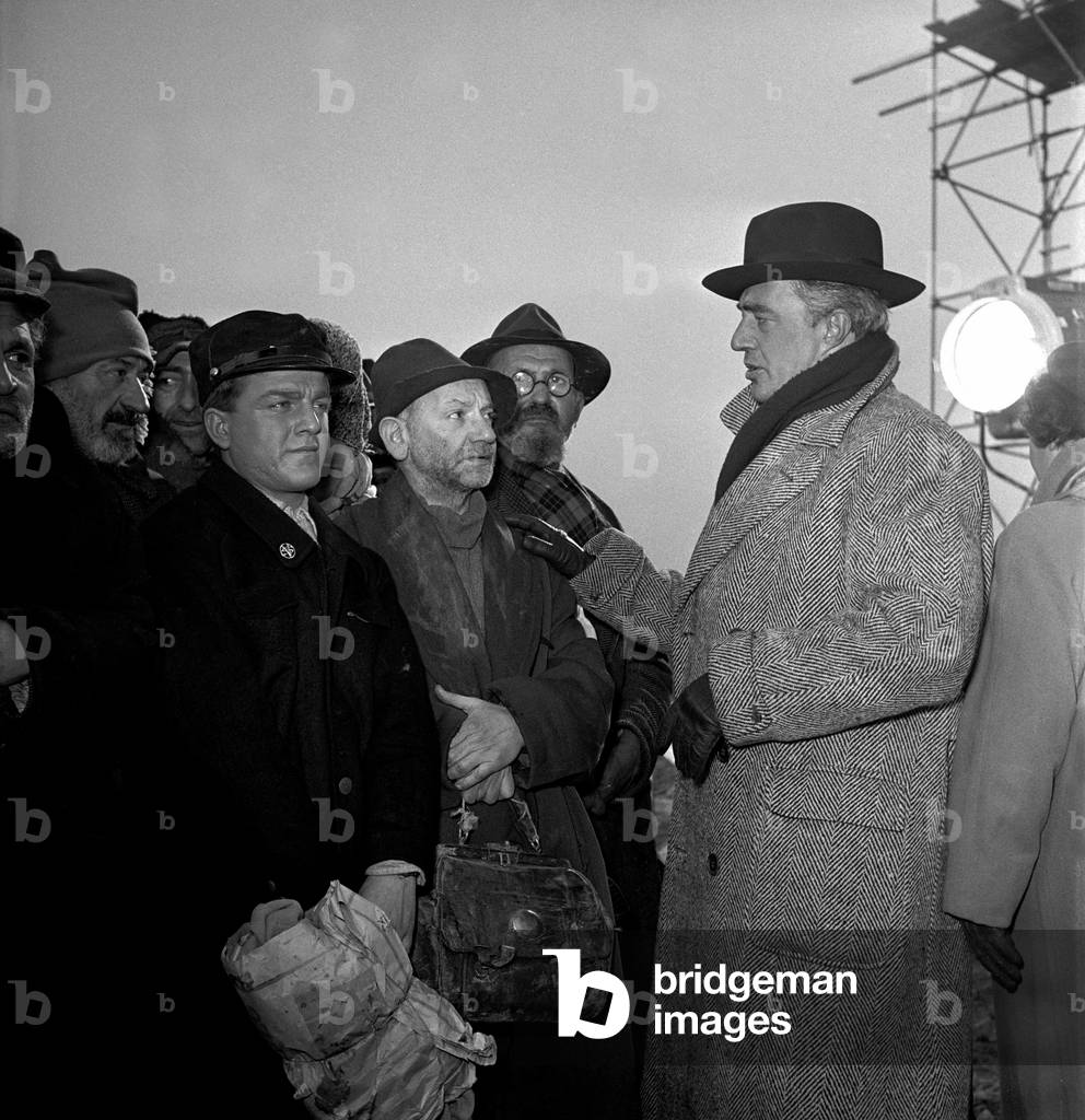 Milan, 03/02/1950. Tournage du film Miracolo a Milano: le réalisateur Vittorio De Sica (1902 - 1974) avec Francesco Golisano et Bradaglia. © Farabola/ Leemage
