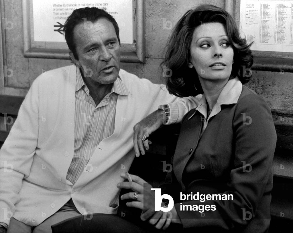 Sophia Loren (actrice italienne 1934- ) et Richard Burton (acteur americain 1925-1984) à la station férroviaire du village de Brockenhurst dans Hampshire, pendant le tournage d'un film. Le 05/08/1974.