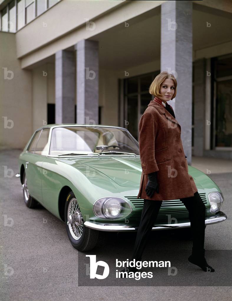 1960 :  young model posing in front of a Chevrolet Corvair Coupe