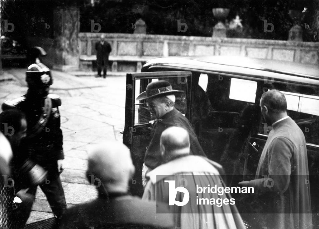 le pape Pie XI (1857-1939) en voiture (Pope Pius (Pio) XI on a car) 1932 