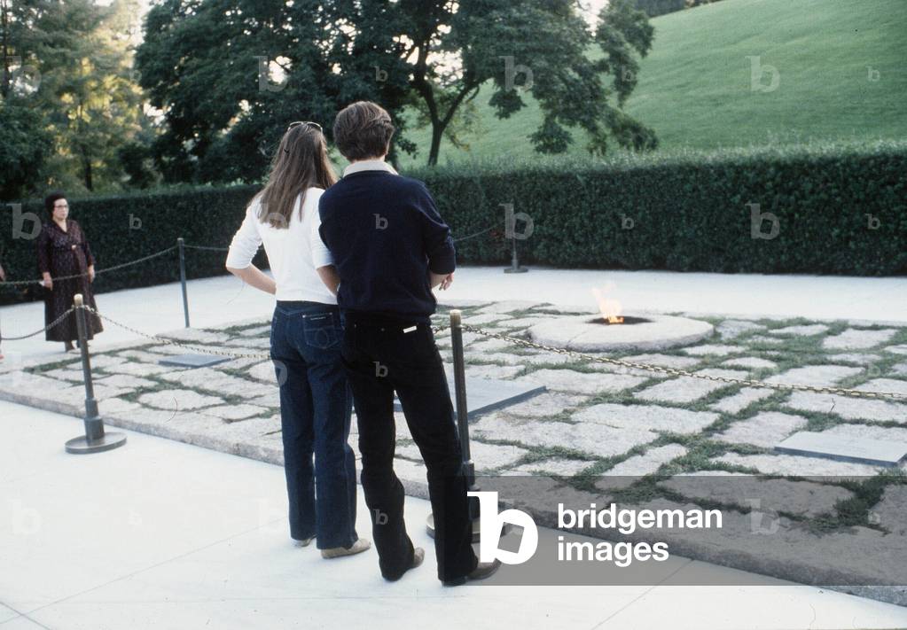 Caroline Kennedy on the grave of her father John Fitzgerald, Washington, USA (photo)