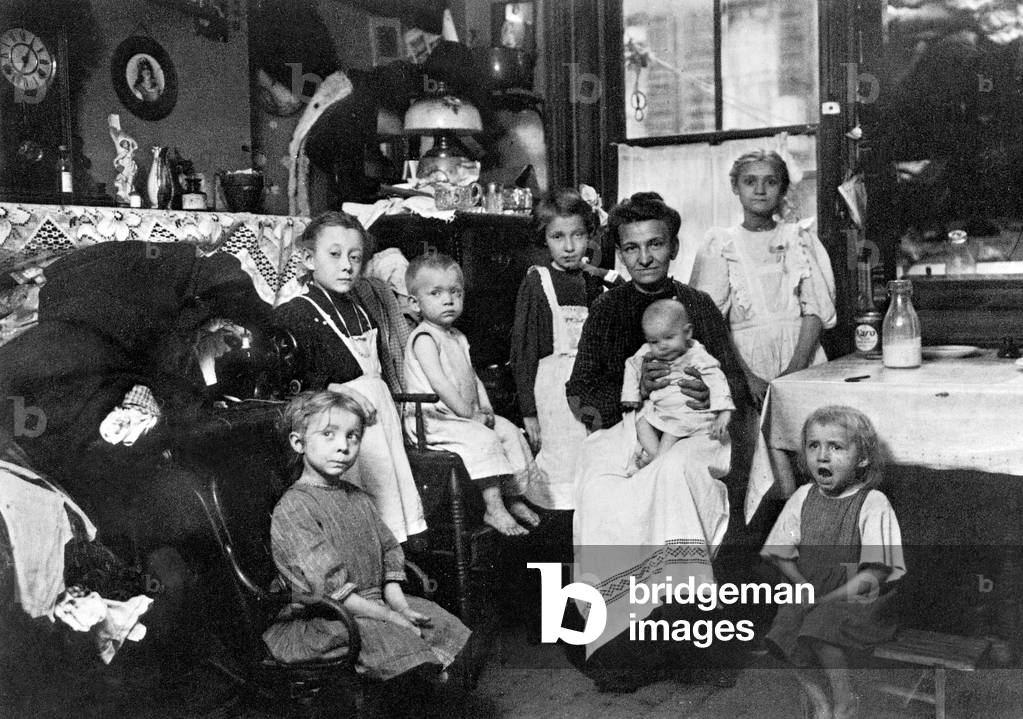 Large family, mother poses with all her children, New York, USA, 1910 (b/w photo)