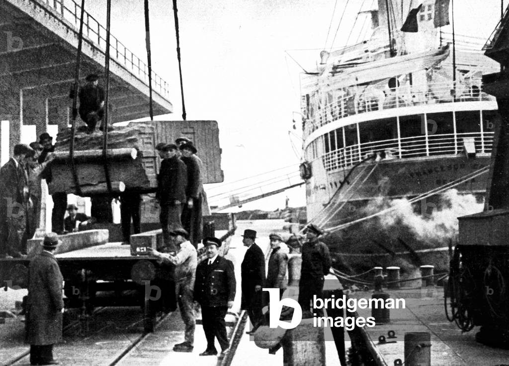 1937. Le déchargement de l'obélisque d'Axoum (Aksoum) à bord du bateau 