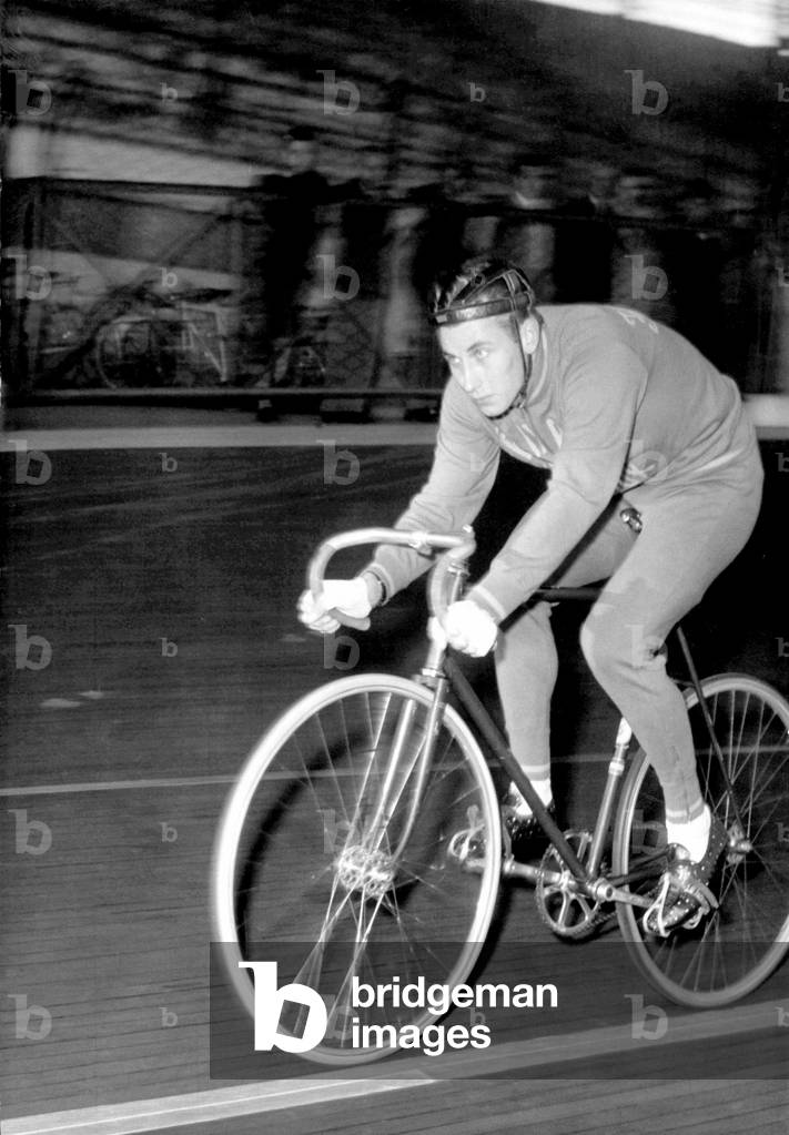 Milan 04/10/1957 portrait du coureur cycliste Jacques Anquetil (1934-1987) (b/w photo)