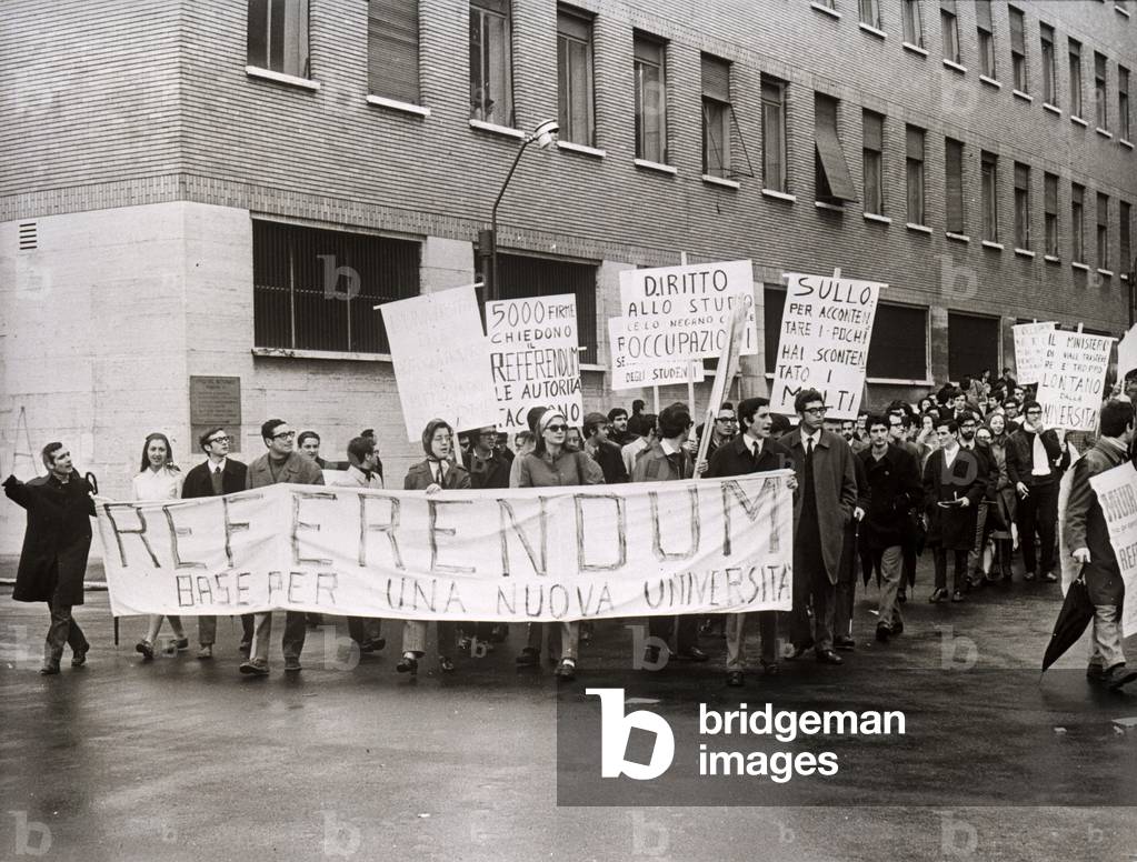Pro referendum demonstration of students of MUIR, Rome, 1968 (b/w photo)