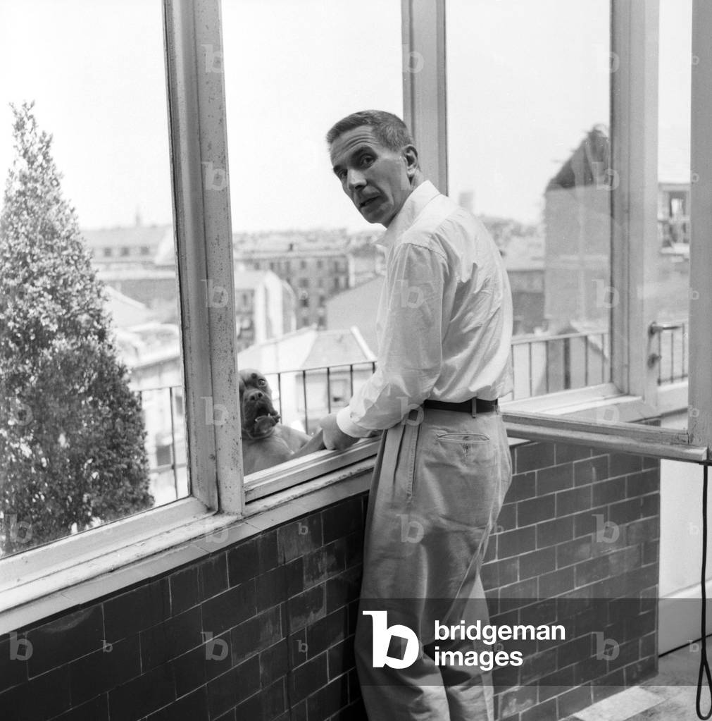 Portrait de l'ecrivain italien Dino Buzzati (1906-1972) en juillet 1958 