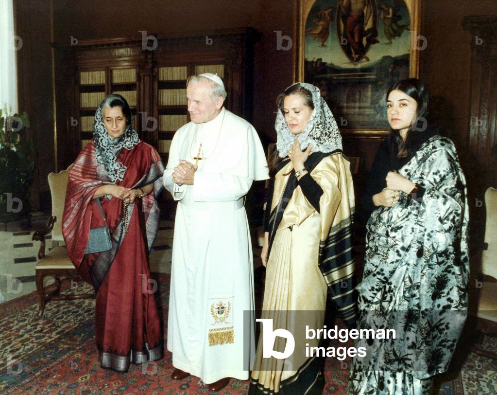 Pope John Paul II, welcomes in the Vatican Indira Gandhi and daughter in law Sonia, 1981 (photo)