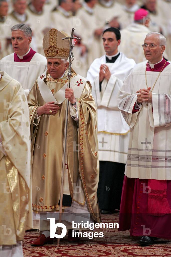Pope Benedict XVI during Maundy Thursday mass, Basilica of St. John Lateran, Rome, 2007 (photo)