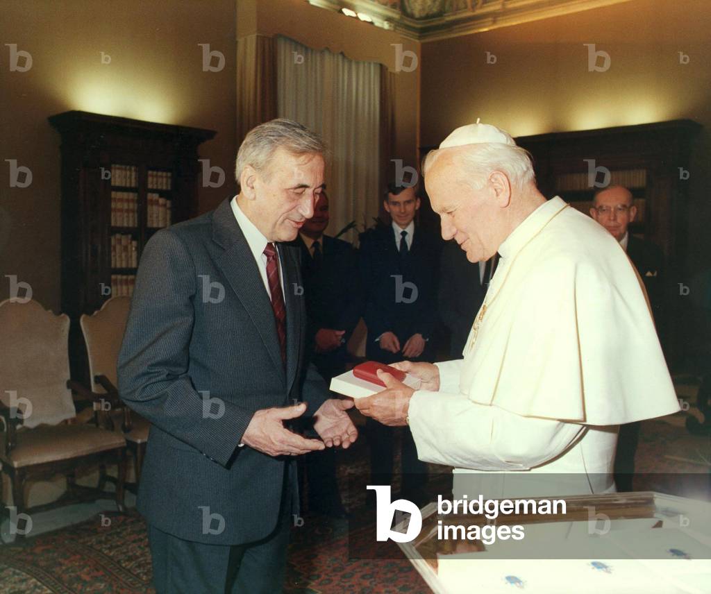 Pope John Paul II meets Poland Prime minister Tadeusz Mazowiecki, Vatican City, 1989 (photo)