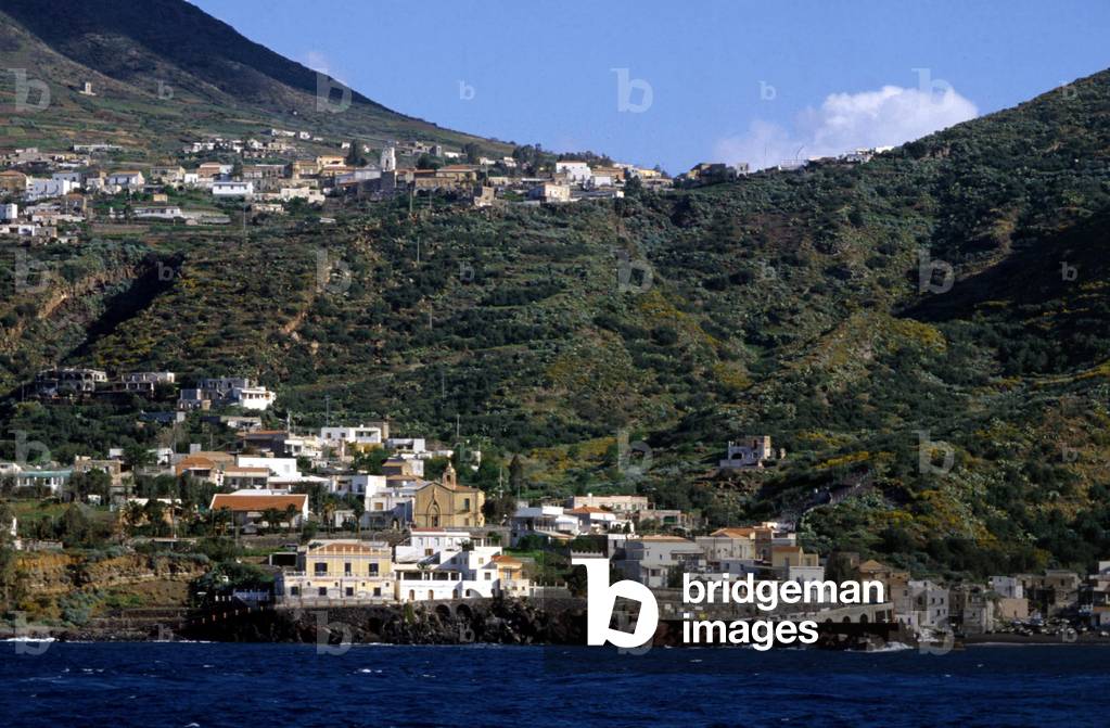 Ile de Salina (Messina) 1990 Le petit port de Rinella et en haut le village de Leni. Photo Melo Minnella