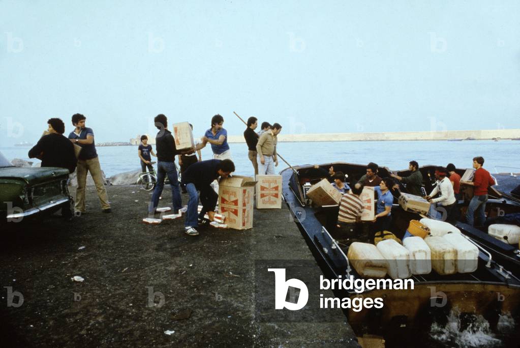 Smuggling cigarettes, Naples, 1978 (photo)