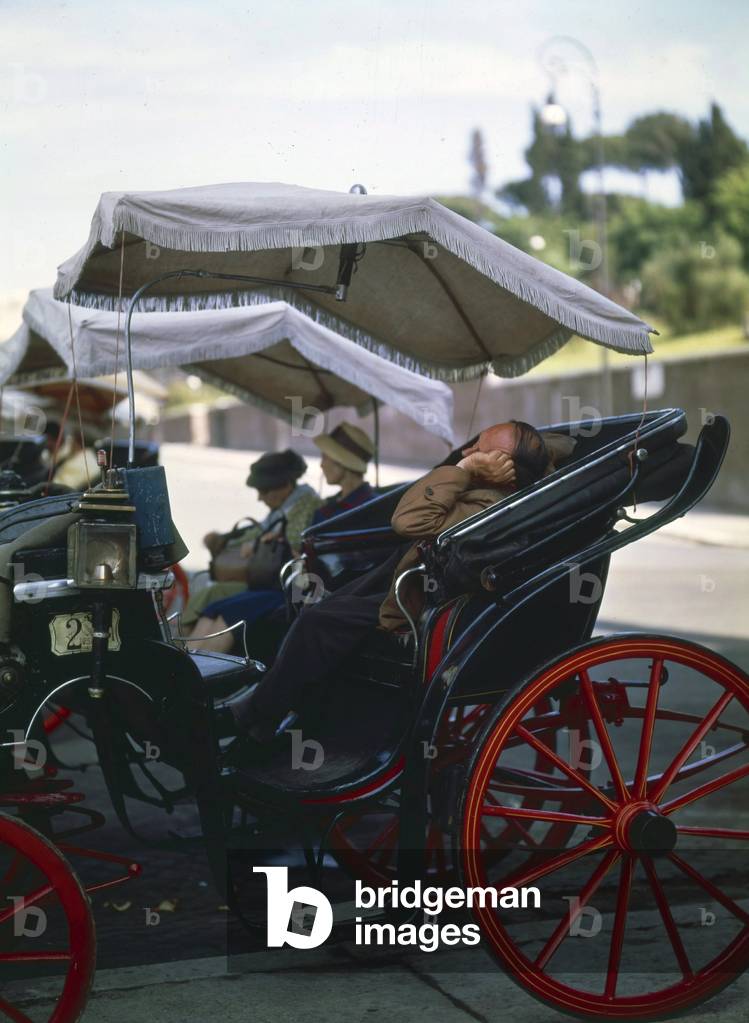 Tourists' carriages, the sleeping coachman, Rome, 1964 (photo)