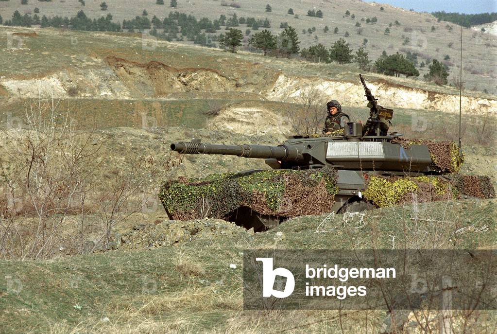 Tank of italian forces of NATO during Balkan Wars, Kosovo, 1999 (photo)