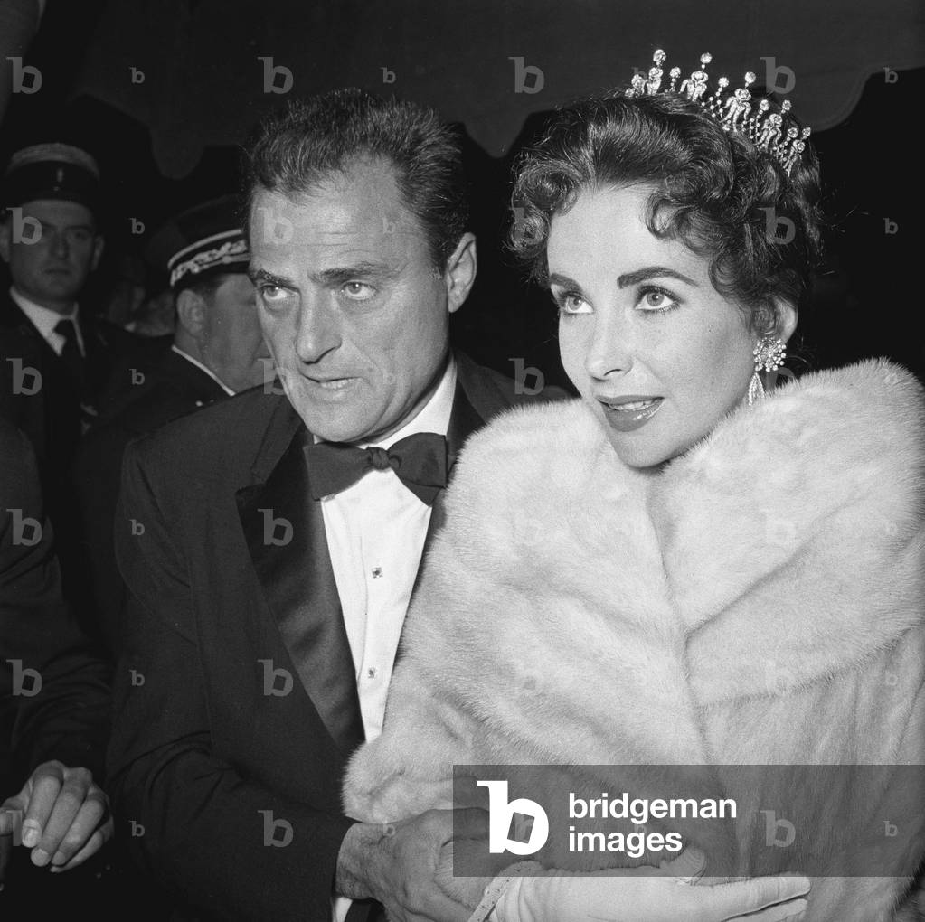 Elizabeth Taylor avec son mari, le producteur de cinéma Mike Todd à la soirée inaugurale du Festival de Cinéma à Cannes en mai 1957.