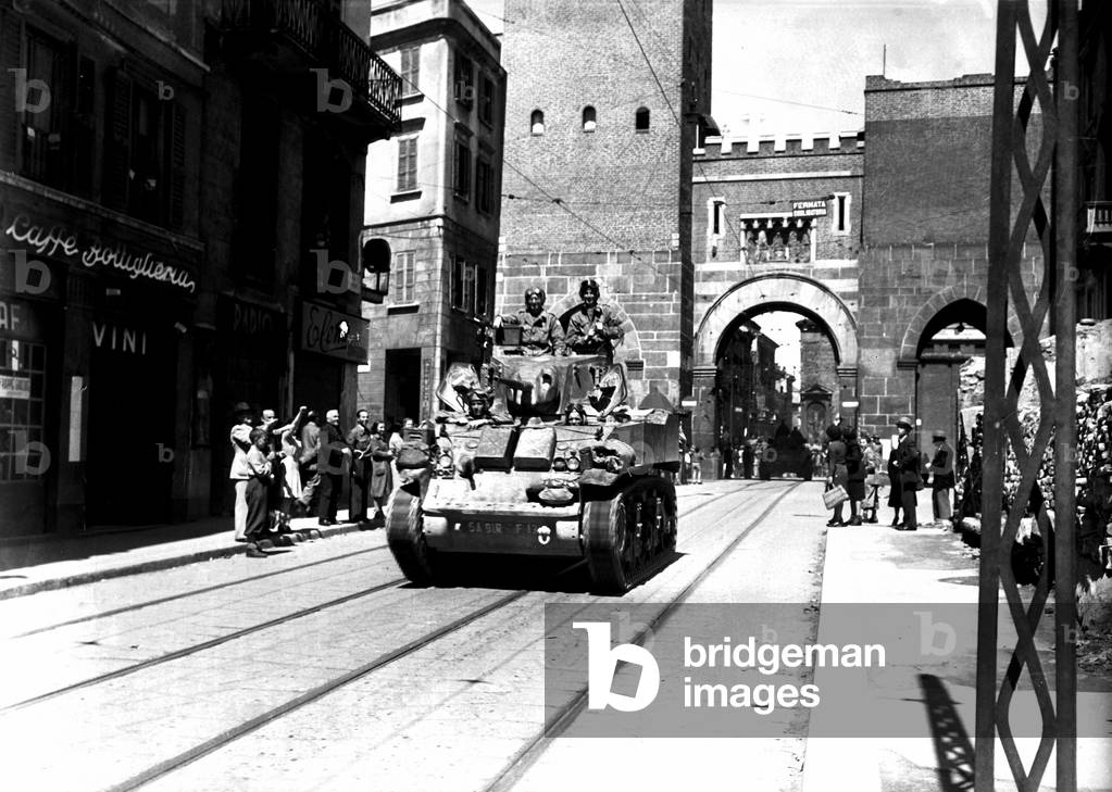 Milan, 25/04/1945. Liberation de Milan. Les chars d'assaut americains defilent dans le Corso Ticinese. 