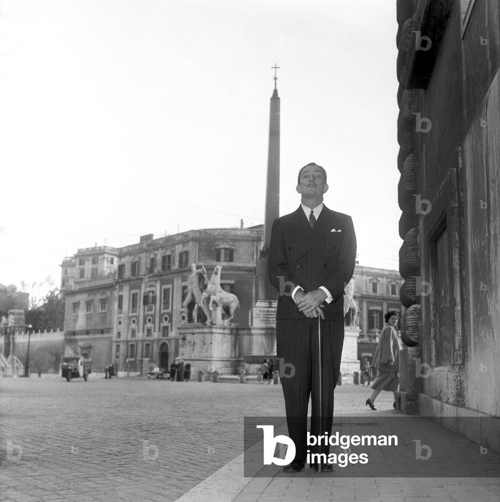 Portrait de Salvador Dali pres de la fontaine des Dioscures sur la place du Quirinale, Italie, Rome, 10/05/1954 (b/w photo)