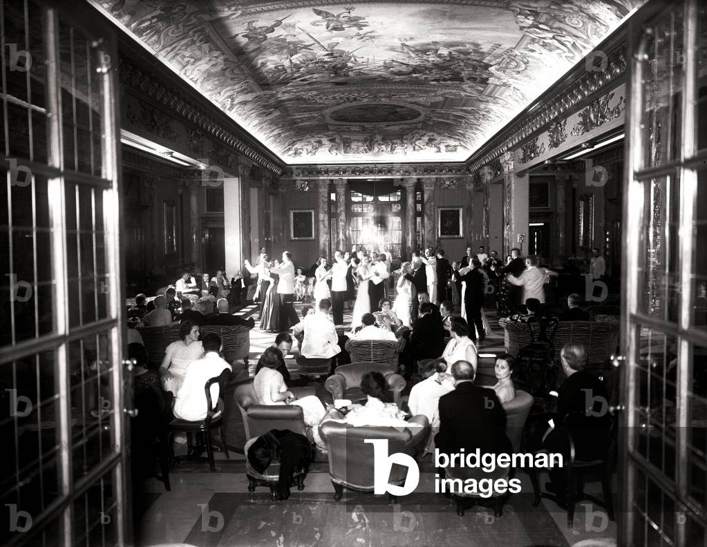 Gala evening in the Colonna room of the transatlantic liner 