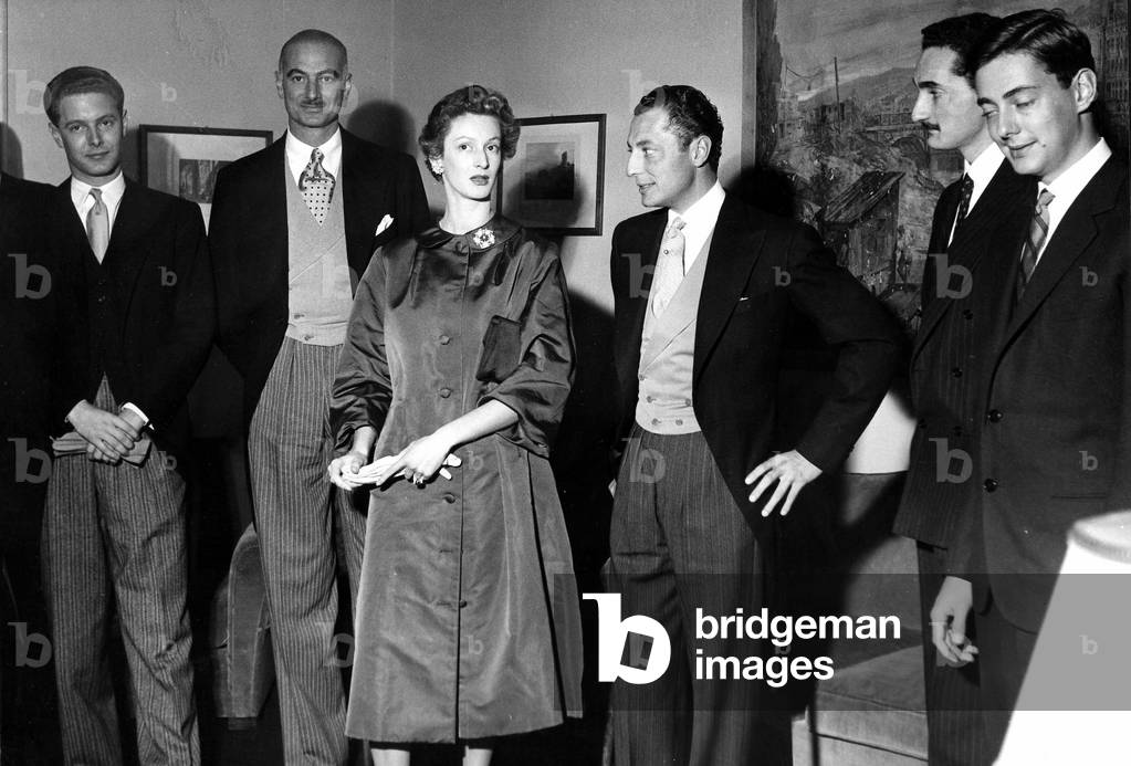 A Strasbourg, cérémonie civile des noces de Giovanni dit Gianni Agnelli (1920-2003) avec la princesse Marella CARACCIOLO. De gauche à droite: Adolfo CARACCIOLO (frère de la mariée) Filippo CARACCIOLO di Castagneto (père de la mariée) Marella CARACCIOLO , Gianni AGNELLI, Giorgio AGNELLI et Umberto AGNELLI, 1953