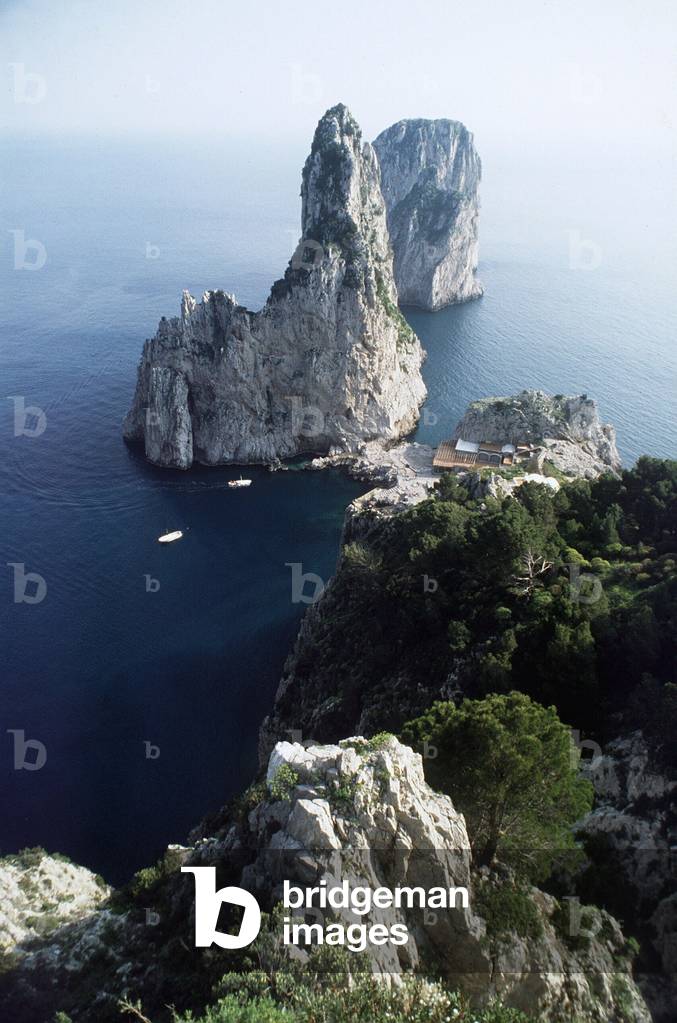 Ile de Capri (Naples) en 04/1996. Les Faraglioni. Photo D'Ottavio