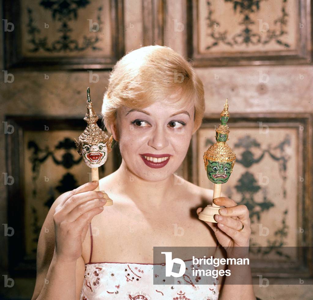 1958, portrait de l'actrice italienne Giulietta Masina (1920 - 1994) dans son bureau chez elle, Rome. 