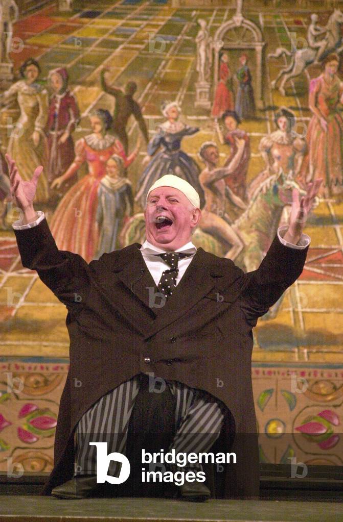 Dario Fo imitating Silvio Berlusconi during his show, Milan, 2004 (photo)