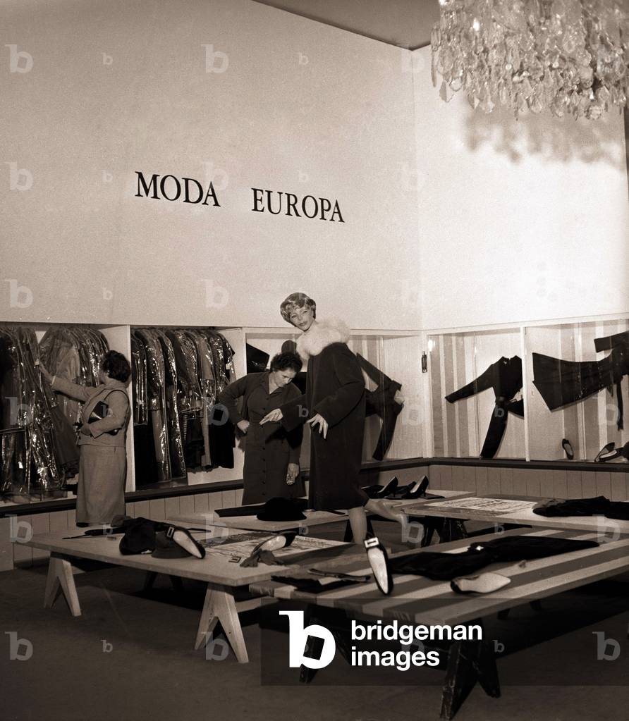 La Rinascente department store, Milan, Italy, 1959 (b/w photo)