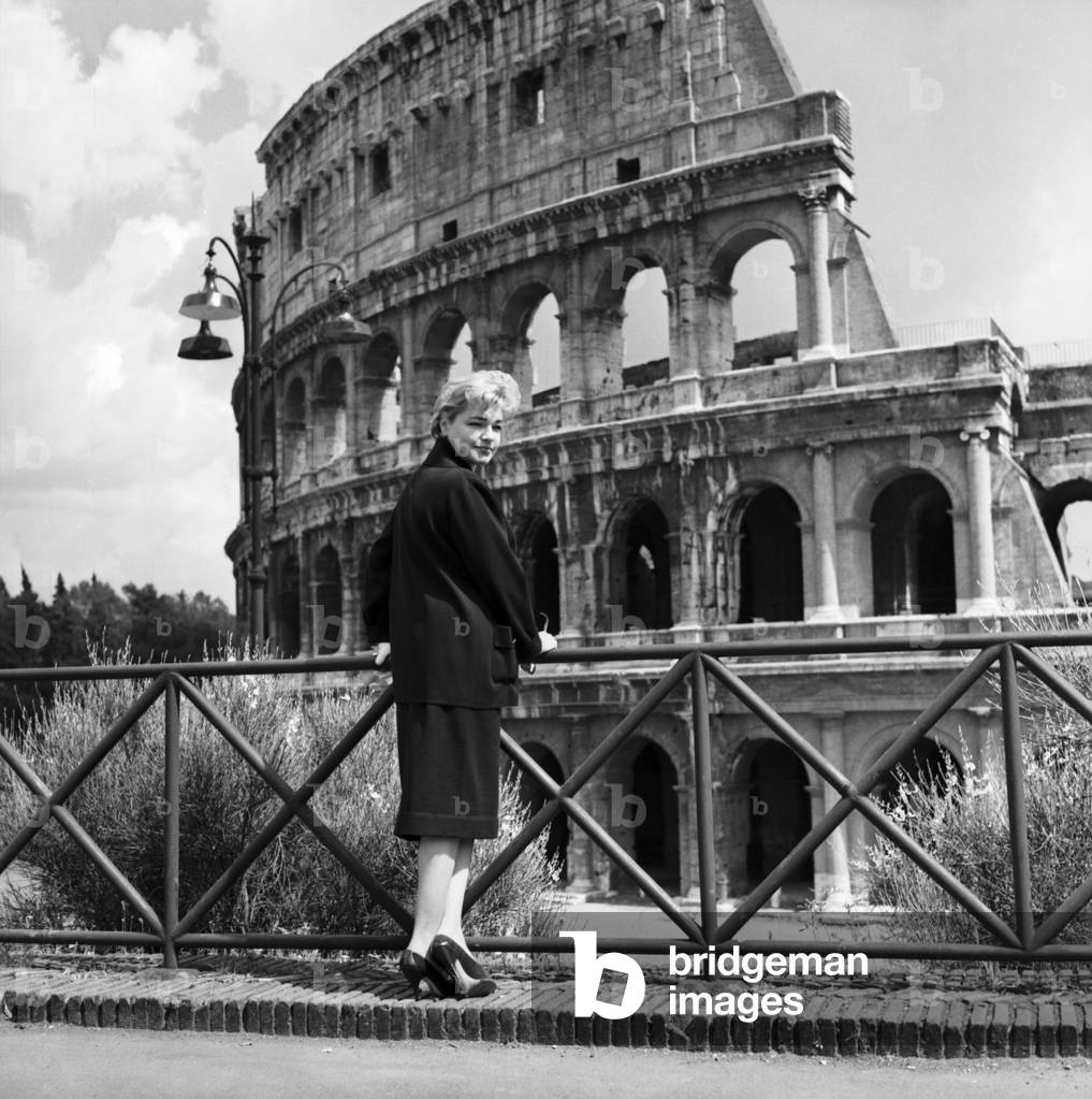 Simone Signoret visiting Rome in 22/04/1960 (b/w photo)