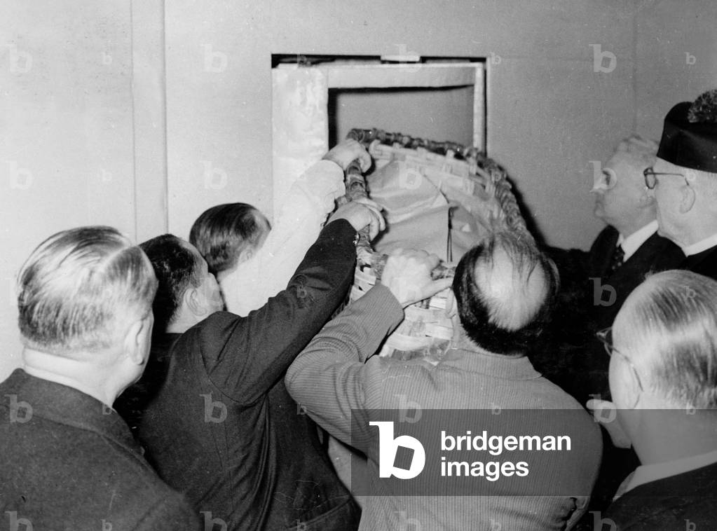 Vatican 10/1958. Conclave pour l'election du nouveau Pape. les vivres pour les participant sont remises a travers une porte tournante. 