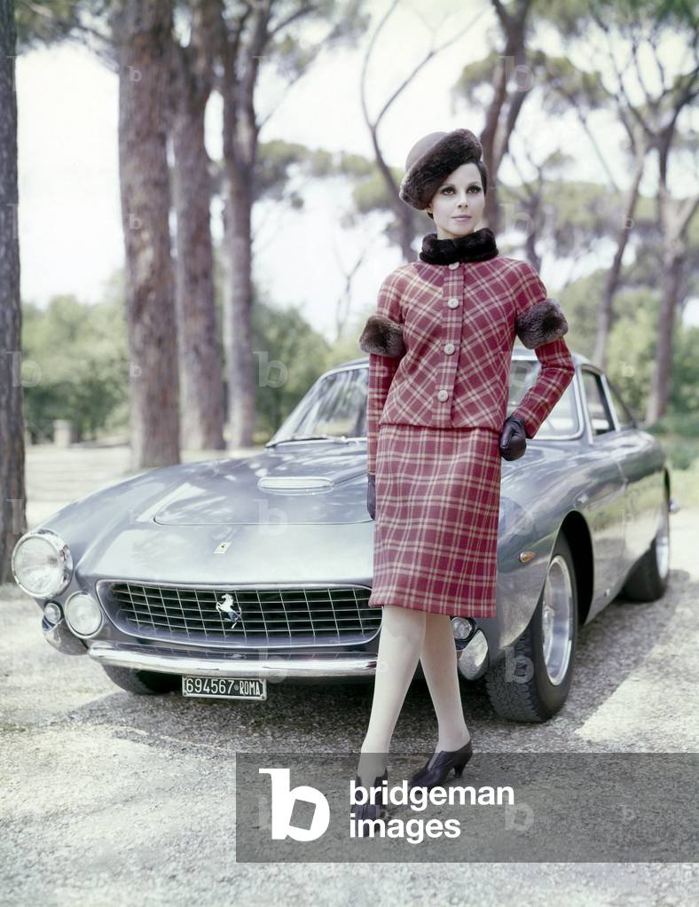 Mannequin posing next to a Ferrari 250 GT, 1963 (photo)