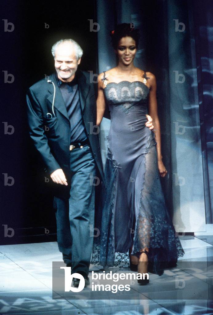 Milan, le 06/10/1996. Mode Printemps-Eté 1997. Gianni Versace avec Naomi Campbell pendant le défilé Gianni Versace. © Wiedenhofer/Farabolafoto/Leemage