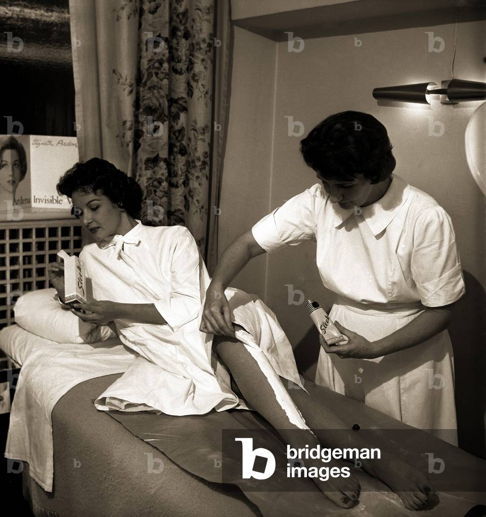 Elizabeth Arden beauty salon, Milan, 1958 (b/w photo)