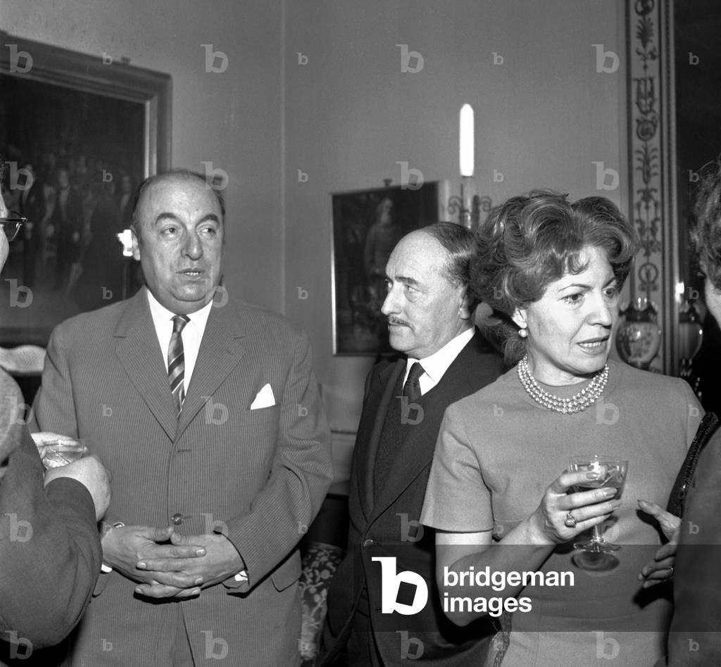 Le poète chilien Pablo Neruda (1904 - 1973) à Milan le 23/10/1960. Il est ici avec sa femme Matilde Urrutiat e Salvatore Quasimodo.