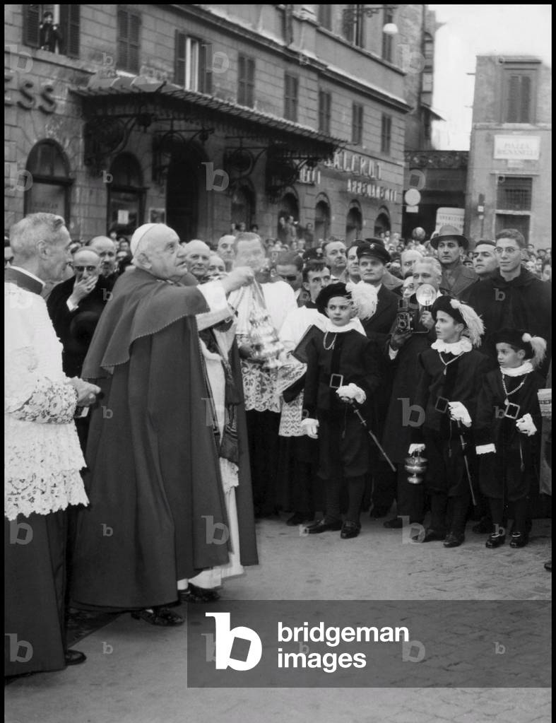 Pope John XXIII saying a prayer in Spanish Square, Rome, 1961 (b/w photo)