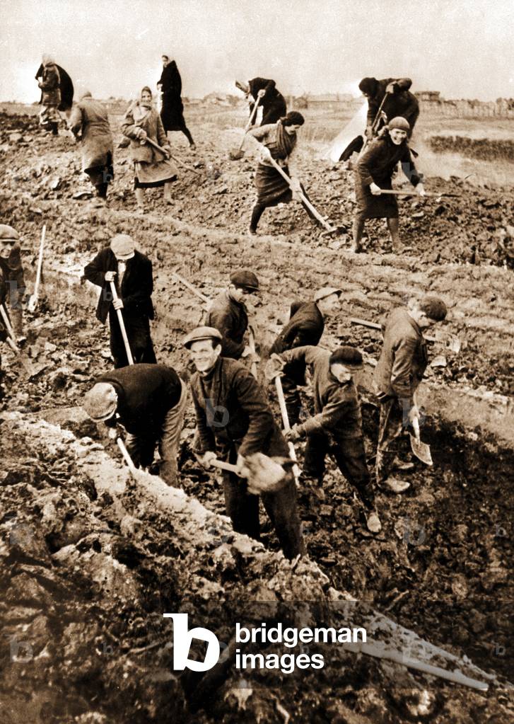 People digging defence trenches to protect themselves from German attacks, Leningrad, USSR, 1941 (b/w photo)