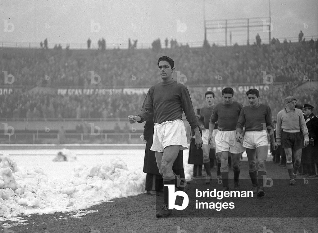 Dino Da Costa during a football match, 1957 (b/w photo)