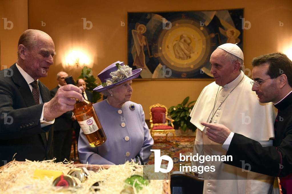 Elizabeth II and Prince Philip showing their gifts during their meeting with Pope Francis at the Vatican, 2014 (photo)
