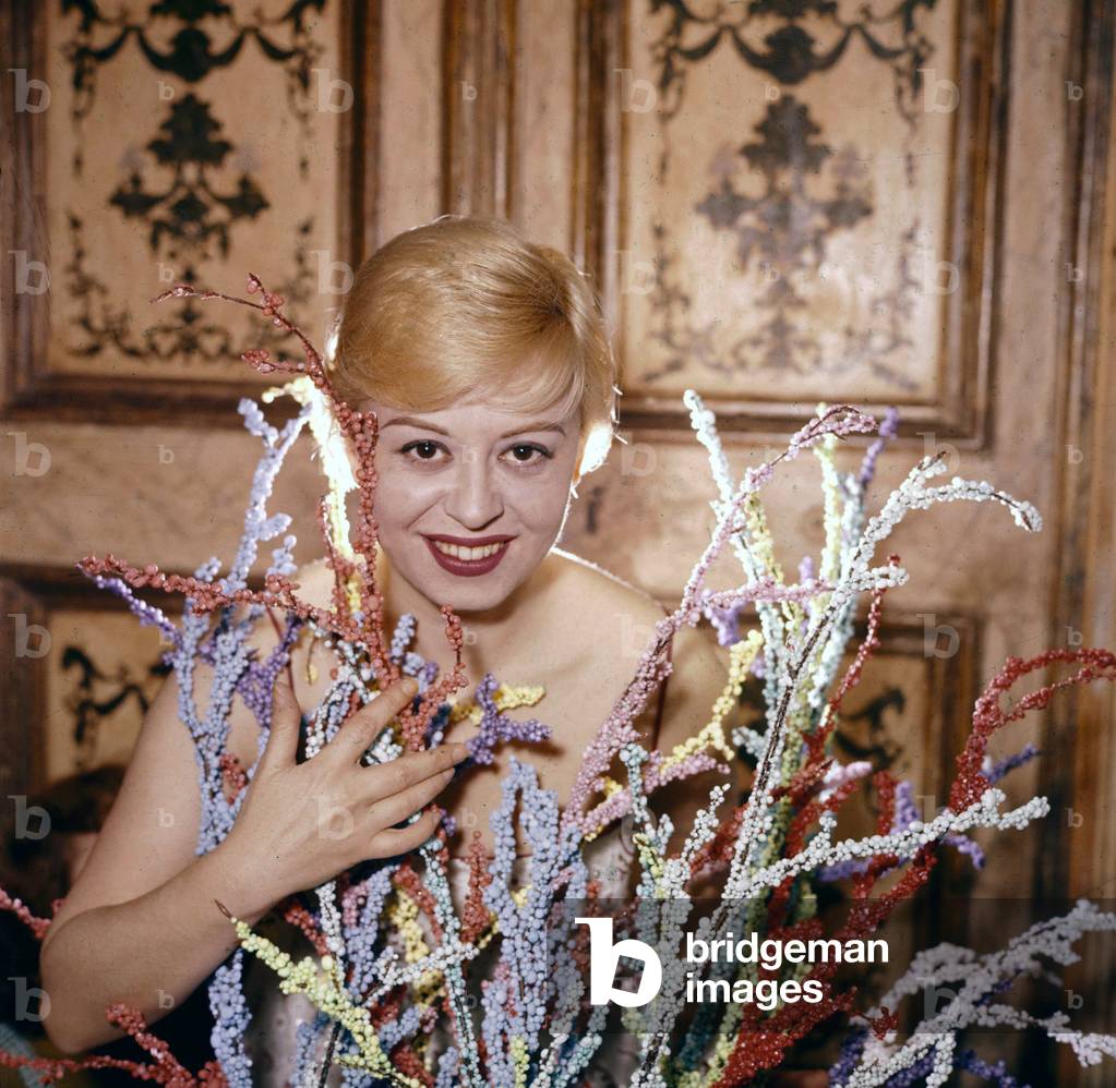 1958, portrait de l'actrice italienne Giulietta Masina (1920 - 1994) chez elle, Rome. 