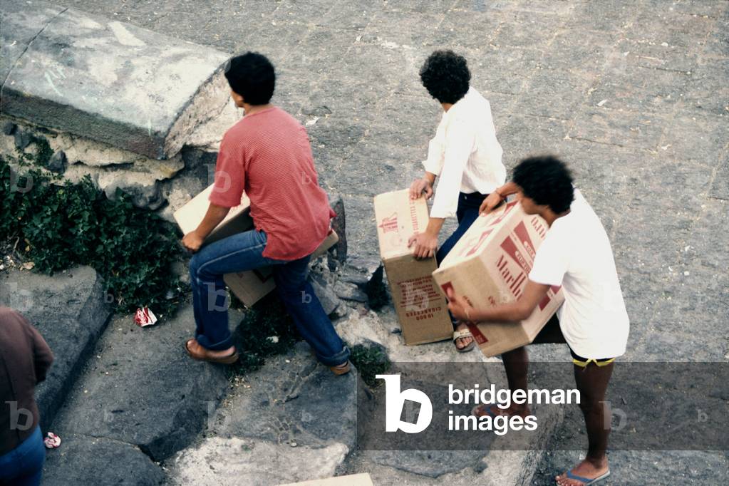 Smuggling cigarettes, Naples, 1978 (photo)