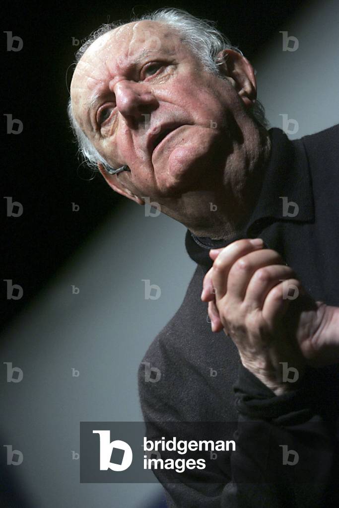 Dario Fo at closing of congress of democratic magistracy, Rome, 2004 (photo)