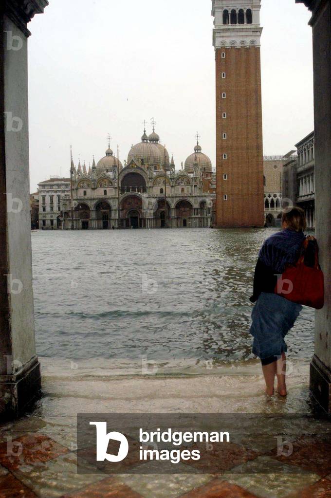 L'eau haute (acqua alta). Place San Marco à Venise le 16/11/2002. Photo de CARINI.