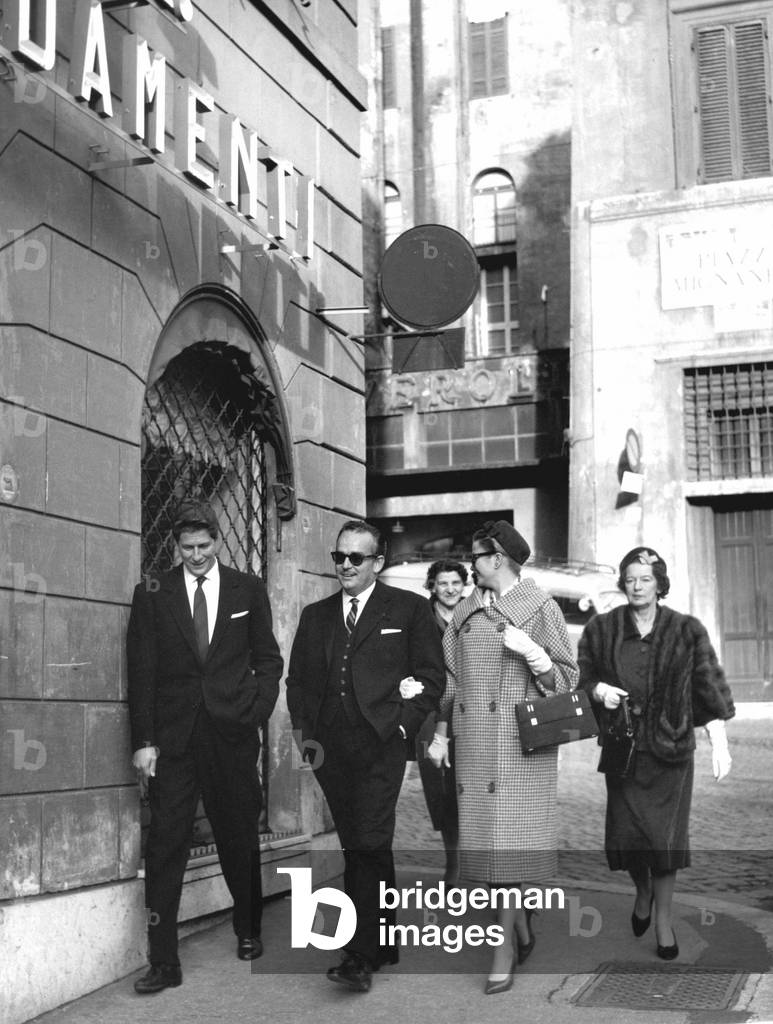 Milan 08/11/1959, le prince Rainier III (Ranieri) de Monaco et la princesse Grace Kelly se promenant dans les rues de la ville italienne. 