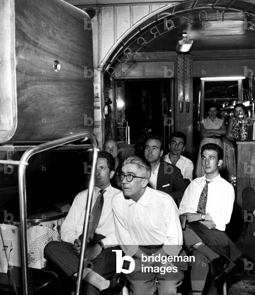 Société italienne: Milan 1956 . Les clients d'un bar regardent un programme à la télévision.© Farabola/ Leemage