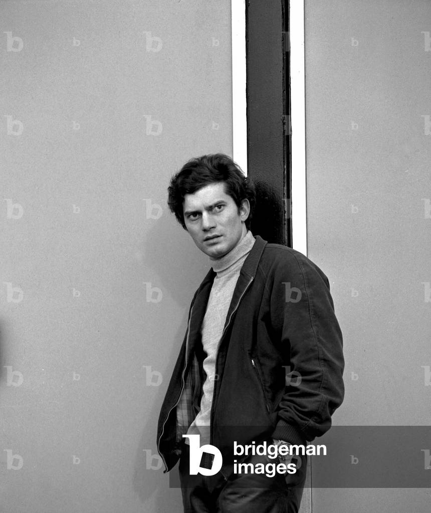 Le chanteur italien Luigi Tenco à Milan le 20/12/1966.