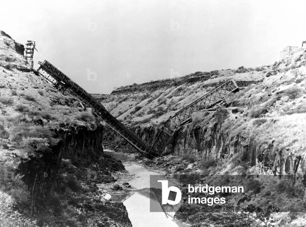 Guerre 1939 - 1945: Ethiopie en mars 1941. Campagne d'Afrique Orientale. Le pont ferroviaire de la ligne Djibouti - Addis Abeba, sur le fleuve Auasc, bombardé par les troupes italiennes au moment de leur retrait suite à l'offensive de l'armee sud africaine qui avait occupé Dire Daua.