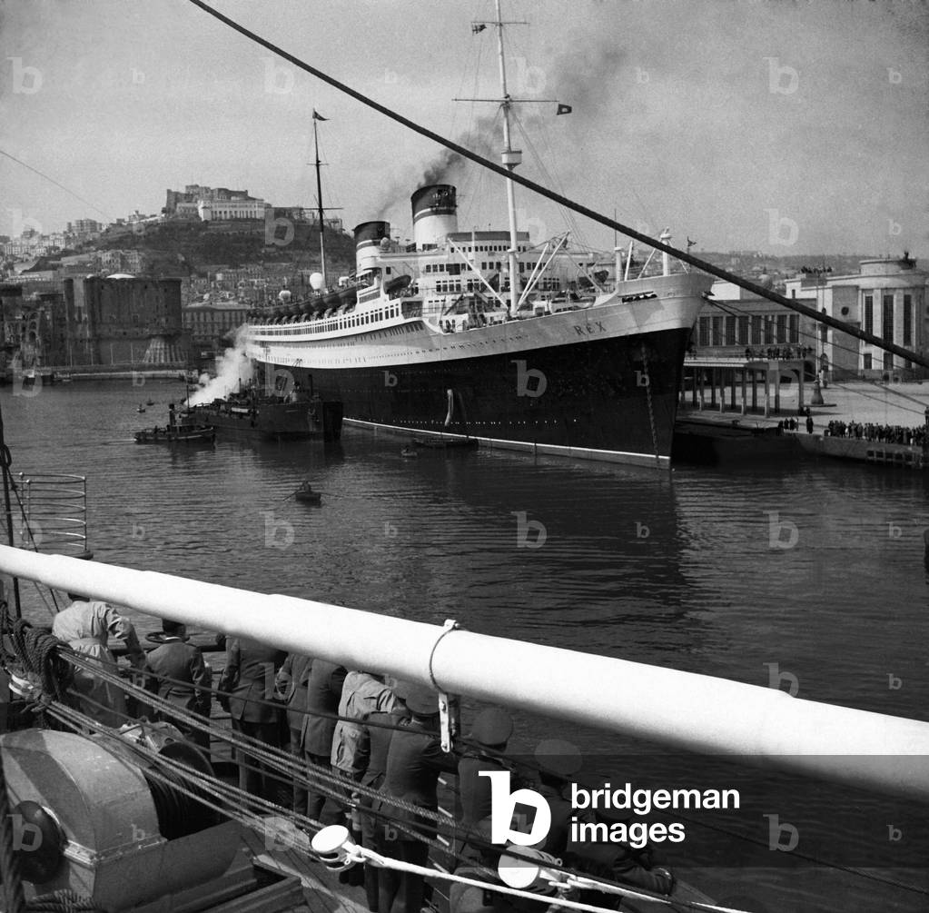 Naples, 06/1939. Vue du transatlantique Rex à quai.