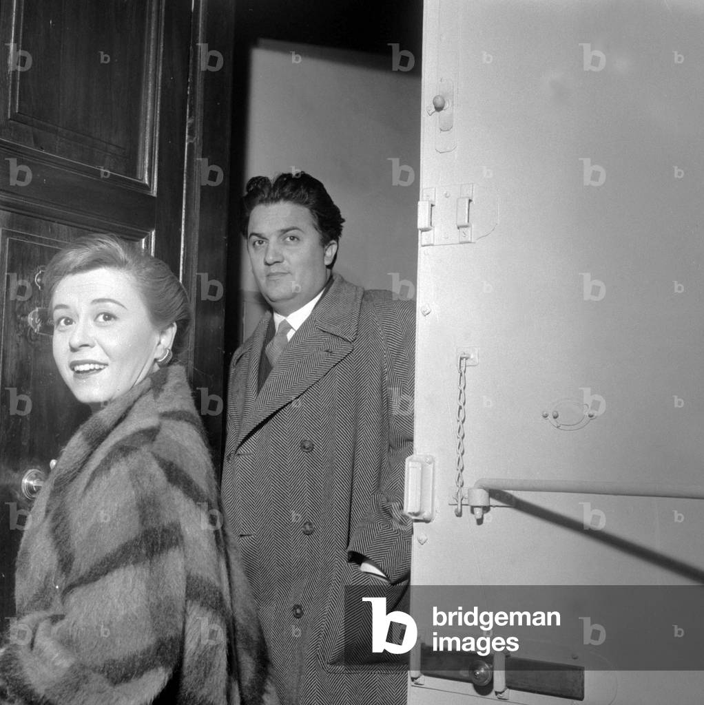 Rome 1954, Federico FELLINI avec Giulietta MASINA chez eux.